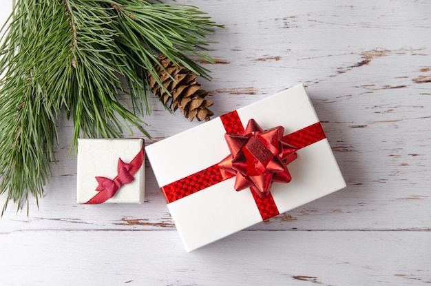 Regalos de Navidad para cajas de Navidad con cinta roja sobre un fondo de madera clara