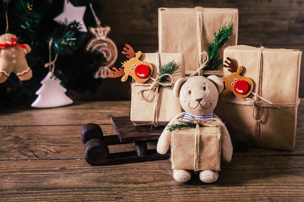 Regalos de Navidad con cajas sobre fondo de madera