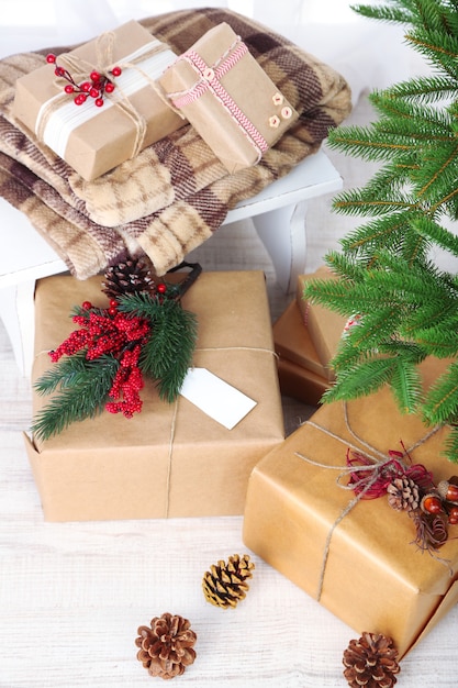 Regalos de Navidad cerca del árbol de Navidad en la superficie de madera