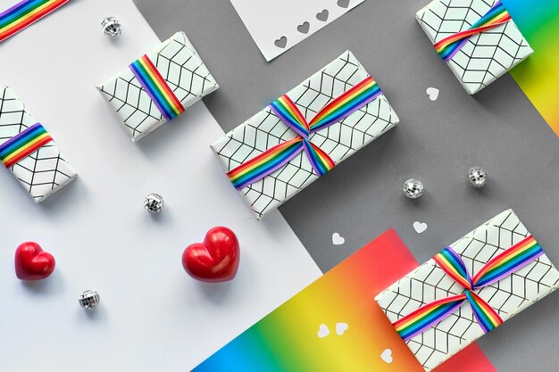 Regalos de Navidad con cinta arcoíris en los colores de la bandera de la comunidad LGBTQ