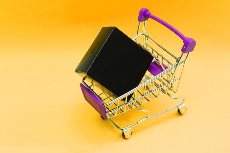 Foto regalos de navidad y compras en carro aislado sobre fondo de color rosa.