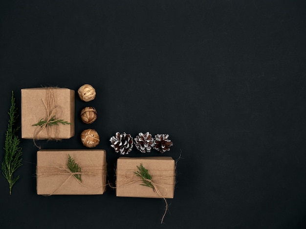 Regalos de Navidad con decoración navideña en mesa negra