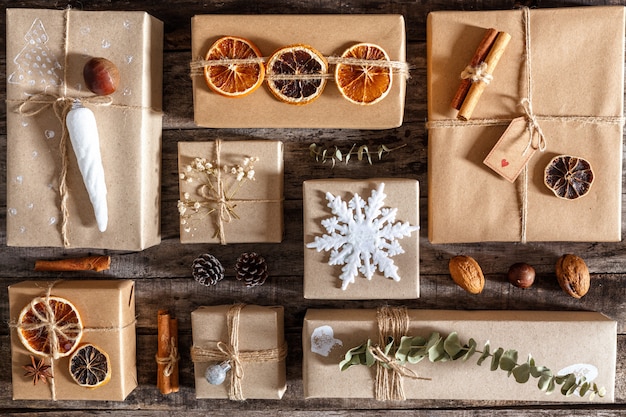 Regalos de Navidad decorados y envueltos de forma creativa en cajas de color oscuro