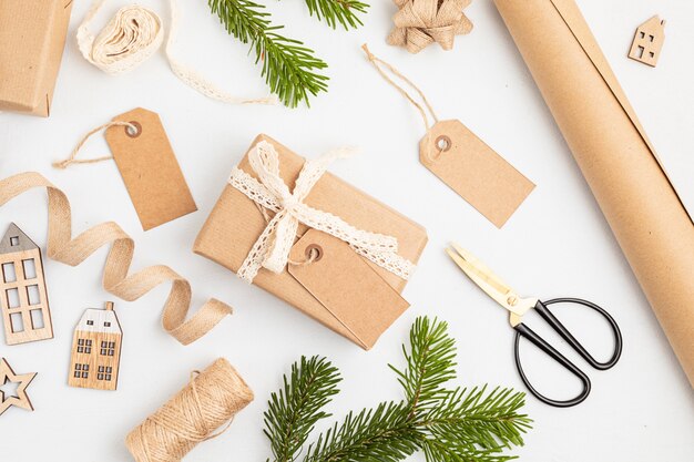 Regalos de Navidad ecológicos alternativos y ecológicos envueltos con papel artesanal reciclado