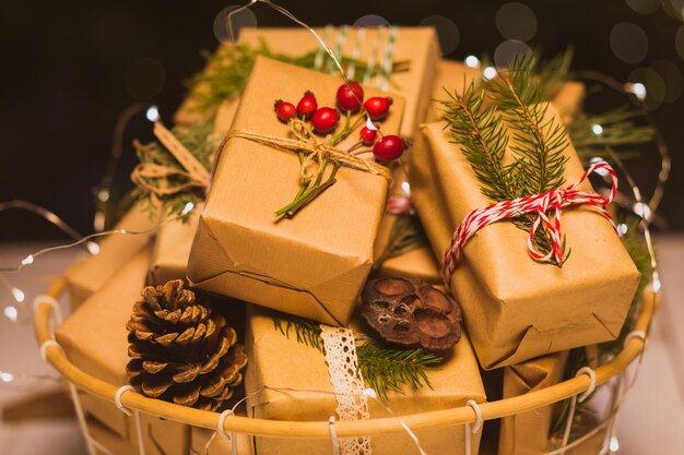 Los regalos de Navidad ecológicos en una cesta para el calendario de adviento