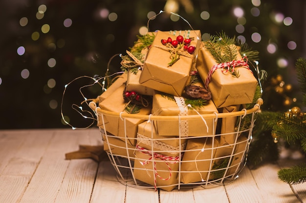 Los regalos de Navidad ecológicos en una cesta para el calendario de adviento