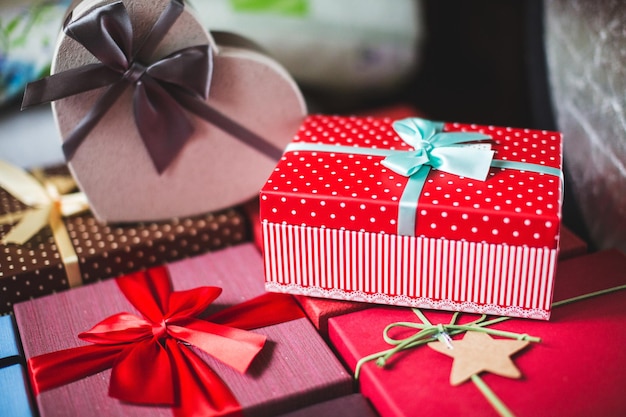 Foto regalos para navidad elegantes cajas con regalos