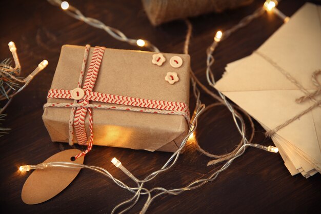 Regalos de Navidad envueltos caseros en una mesa