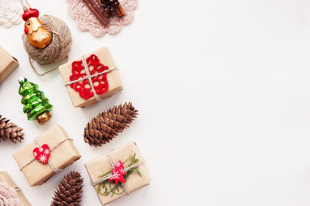 Regalos de Navidad envueltos en papel artesanal y decoraciones navideñas