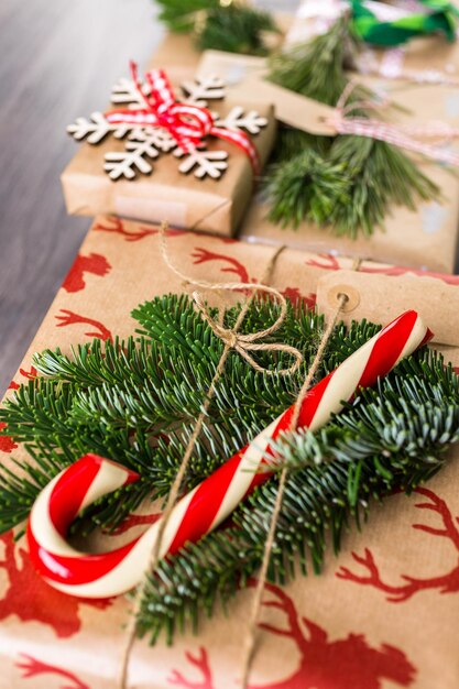 Regalos de Navidad envueltos en papel marrón con cintas rojas.