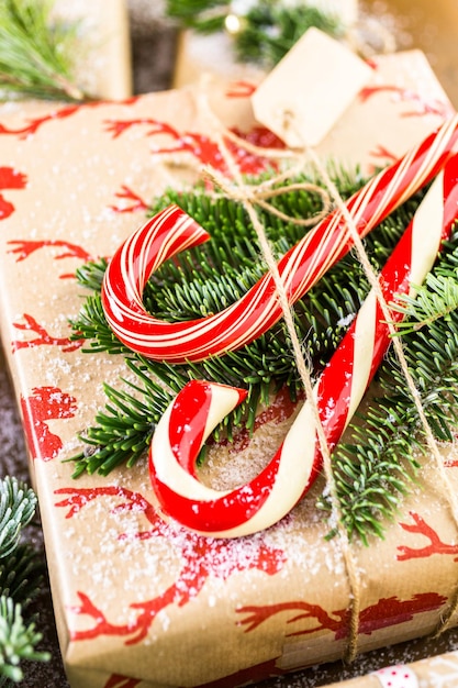 Regalos de Navidad envueltos en papel marrón con cintas rojas.