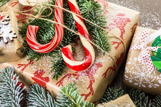 Regalos de Navidad envueltos en papel marrón con cintas rojas.