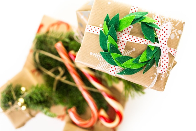 Regalos de Navidad envueltos en papel marrón con cintas rojas.