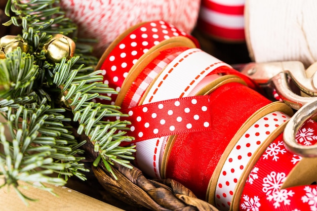 Regalos de Navidad envueltos en papel marrón con cintas rojas.