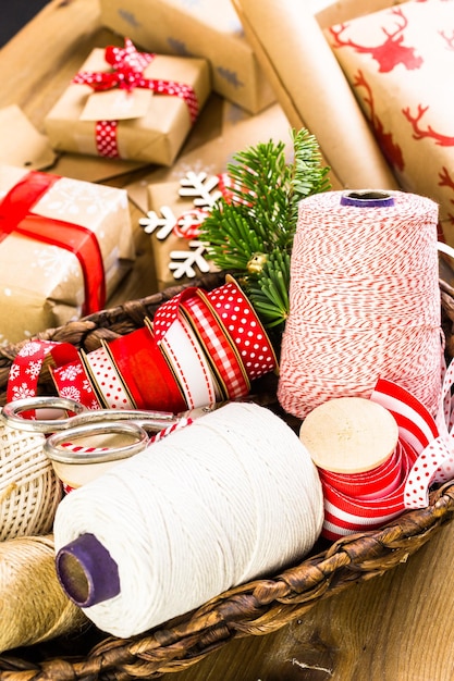 Regalos de Navidad envueltos en papel marrón con cintas rojas.