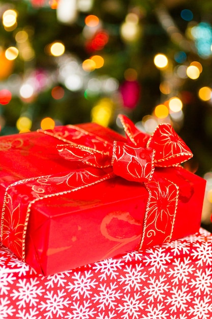 Foto regalos de navidad envueltos en papel rojo.