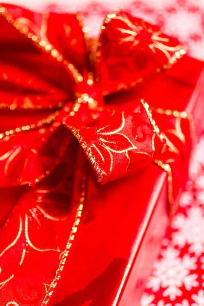 Regalos de Navidad envueltos en papel rojo.
