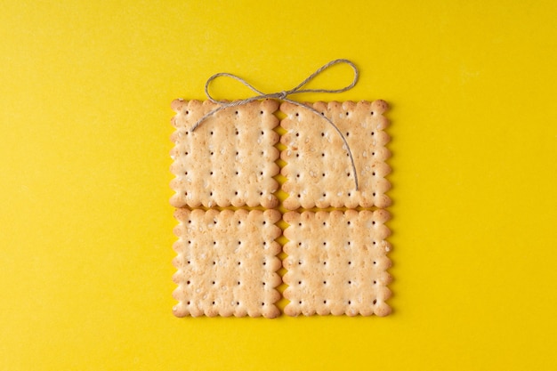 Regalos de Navidad de galletas sobre un fondo de papel de colores