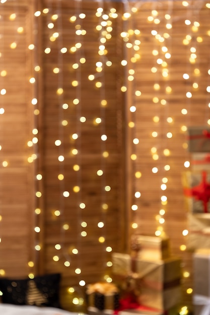 Regalos de Navidad en una gran cantidad de cajas bellamente dobladas, embaladas en papel dorado,