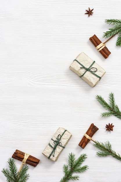 Regalos de Navidad hechos a mano decorados con ramas de abeto y canela, vacaciones de invierno y año nuevo.