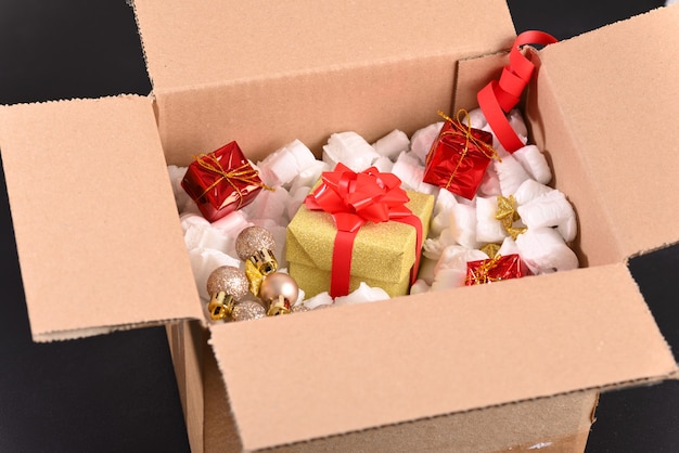 Regalos de Navidad y joyas en una caja de entrega.