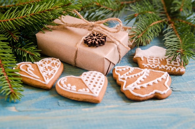 Regalos de navidad en una mesa de madera blanca