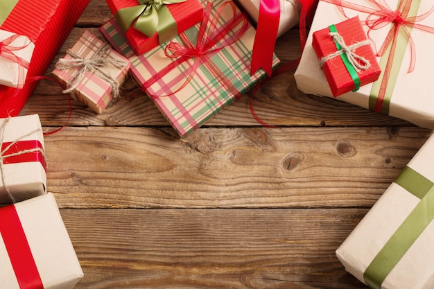 Regalos de Navidad en la mesa de madera vieja