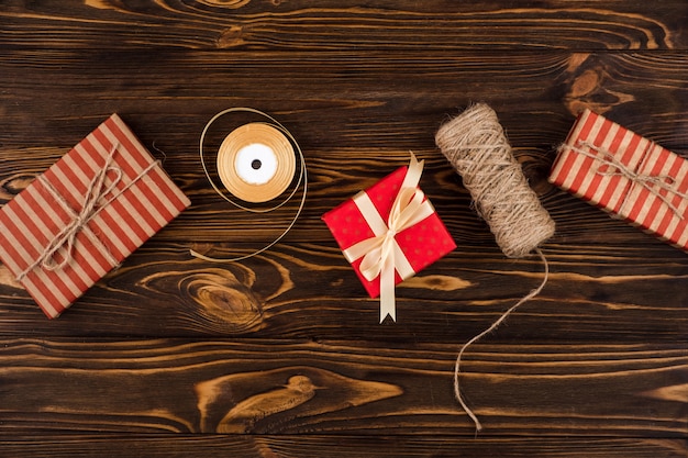 Regalos de navidad en mesa de madera