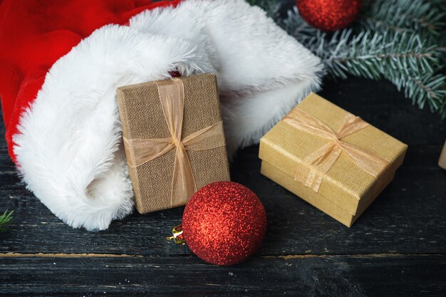 Regalos de Navidad en la mesa. Pequeño y grande