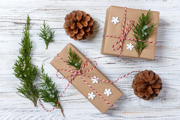 Regalos de Navidad o Año Nuevo envueltos en papel de color natural.