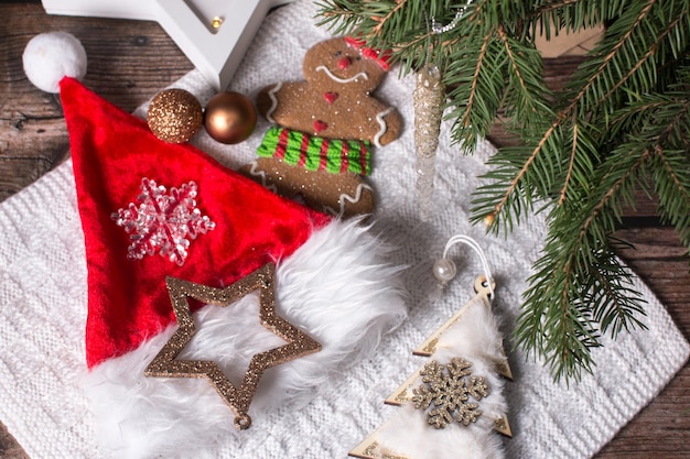 Regalos de Navidad en papel artesanal debajo del árbol de Navidad Árbol de Navidad verde con carámbanos decorativos