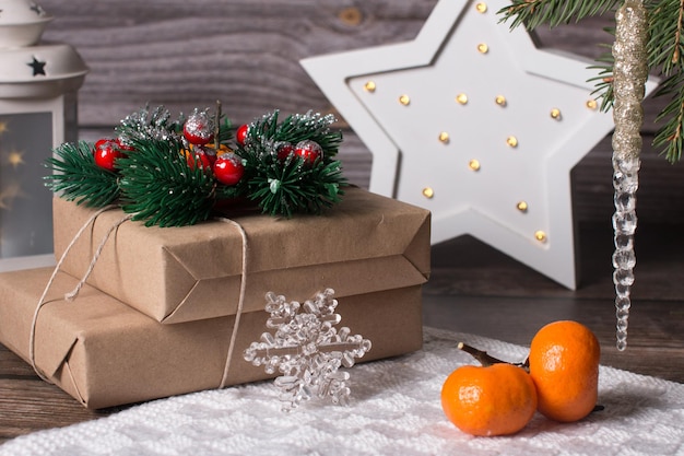 Regalos de Navidad en papel artesanal debajo del árbol de Navidad Árbol de Navidad verde con carámbanos decorativos