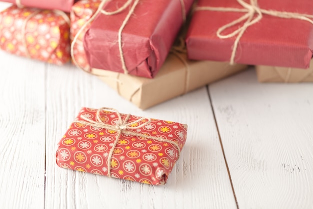 Foto regalos de navidad en papel artesanal rojo con hilo