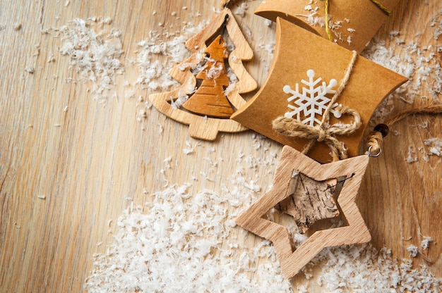 Regalos de navidad en papel kraft con juguetes caseros con nieve