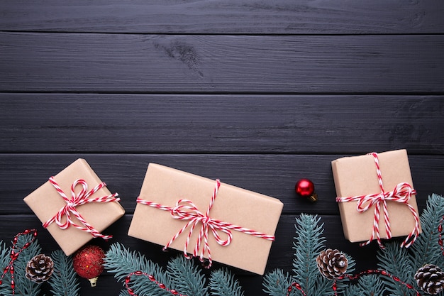 Regalos de Navidad presenta con decoraciones sobre un fondo negro.