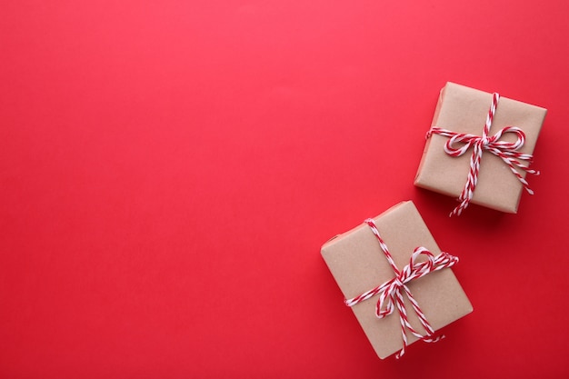 Regalos de Navidad presenta sobre un fondo rojo.