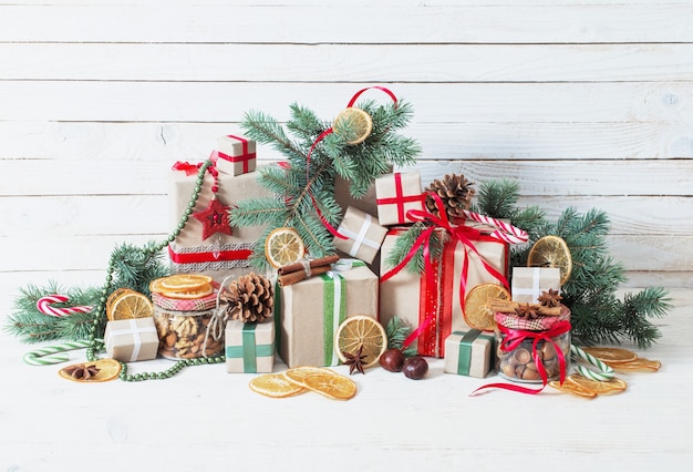 Regalos de Navidad sobre fondo blanco de madera
