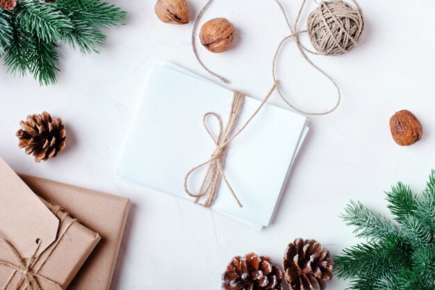 Regalos de Navidad sobre fondo claro Fondo de Navidad