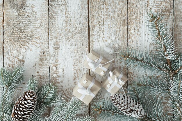 Regalos de Navidad sobre fondo de madera blanca vieja