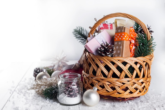 Regalos de Navidad sobre fondo de madera.