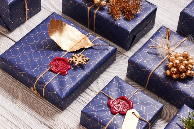 Regalos de Navidad sobre fondo de madera