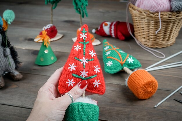 Regalos de Navidad tejidos hechos a mano en mano de mujer