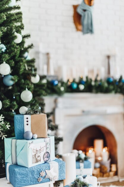 Regalos navideños boxe festivo con lazos de diferentes colores.