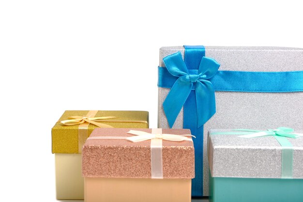 Foto regalos navideños en cajas de regalo fondo blanco.