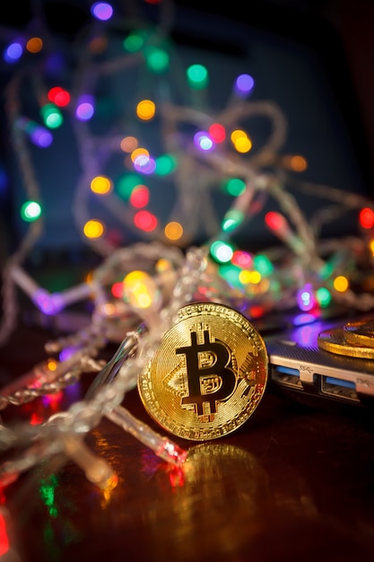 Regalos navideños de guirnaldas de bitcoin y ramas de abeto.