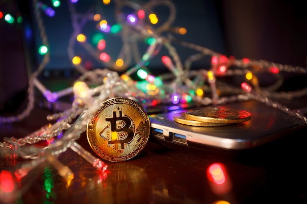 Regalos navideños de guirnaldas de bitcoin y ramas de abeto.