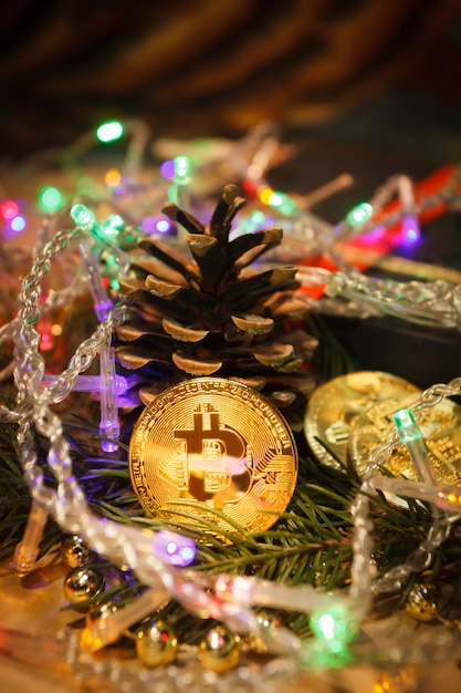 Regalos navideños de guirnaldas de bitcoin y ramas de abeto.