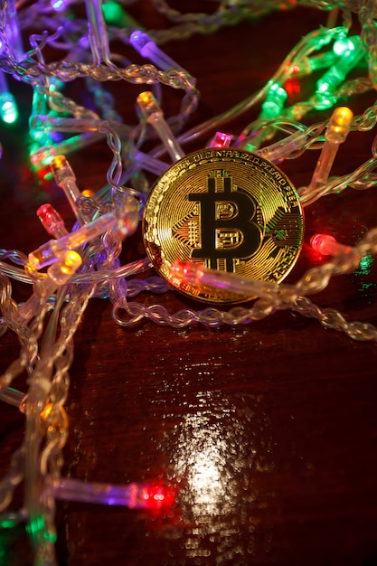 Regalos navideños de guirnaldas de bitcoin y ramas de abeto.