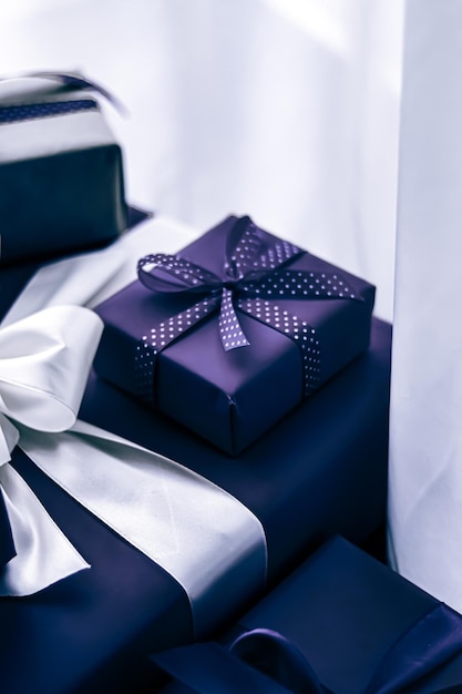 Regalos navideños y regalos de lujo envueltos en cajas de regalo moradas como regalo sorpresa para cumpleaños Navidad Año Nuevo Día de San Valentín día de boxeo bodas y días festivos compras o entrega de cajas de belleza