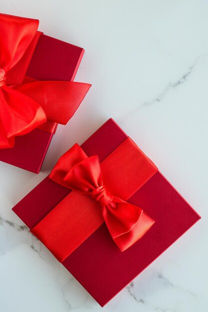 Regalos navideños rojos de lujo en mármol